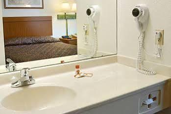 Wamego Inn And Suites ภายนอก รูปภาพ