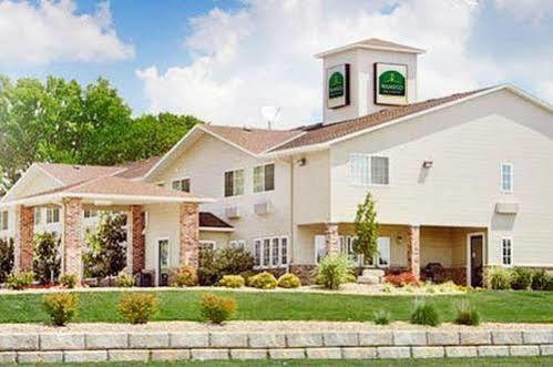 Wamego Inn And Suites ภายนอก รูปภาพ